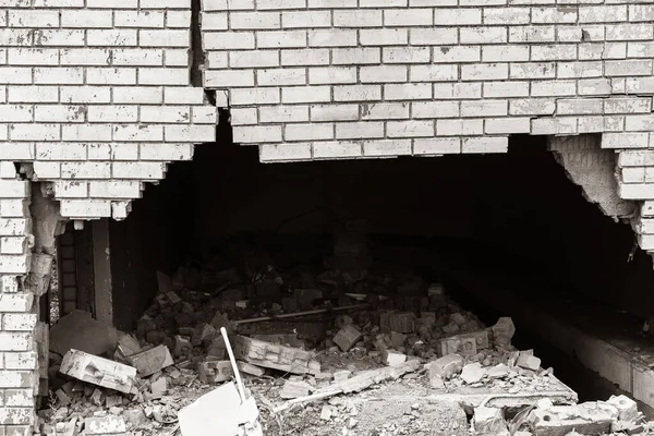 Building Exterior Brick Wall Extreme Damage Cracks Holding Vehicle Collision — Stock Photo, Image