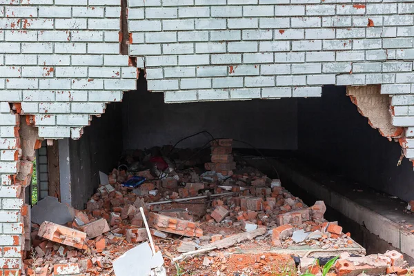 Building Exterior Brick Wall Extreme Damage Cracks Holding Vehicle Collision — Stock Photo, Image