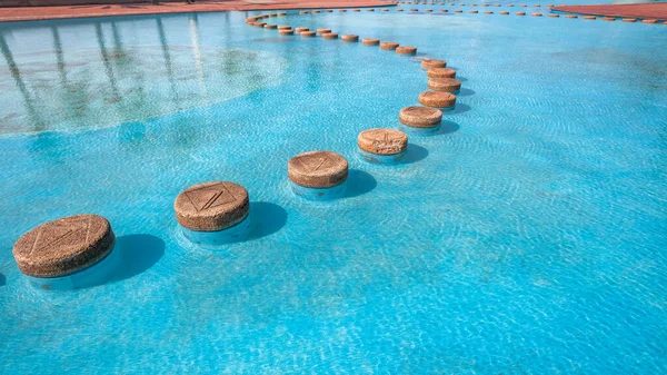 Großes Öffentliches Schwimmbad Mit Trittsteinen Steg Stufen Flachem Blauem Wasser — Stockfoto