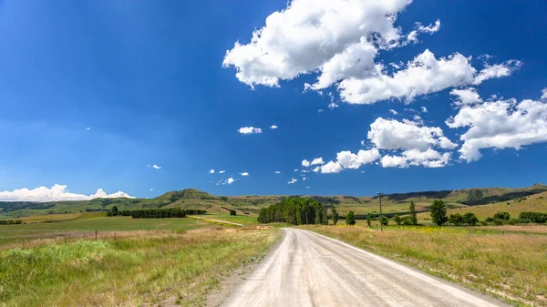 Verano Medio Día Cielo Azul Nubes Conduciendo Camino Tierra Rural — Foto de Stock