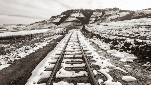 Tren Vías Férreas Las Montañas Rurales Cubiertas Nieve Invierno Primer — Foto de Stock