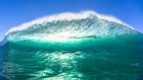 Zwemmen Oceaan Golf Ochtend Blauwe Hemel Verlicht Zonlicht Ontmoeting Close — Stockfoto