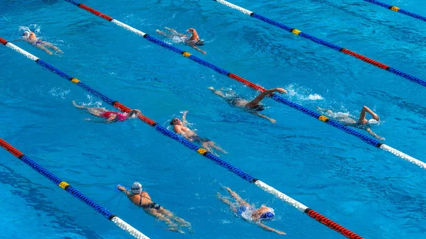 Pływacy Sportowcy Nierozpoznawalne Męskie Żeńskie Ćwiczenia Treningowe Markerów Pasa Ruchu — Zdjęcie stockowe