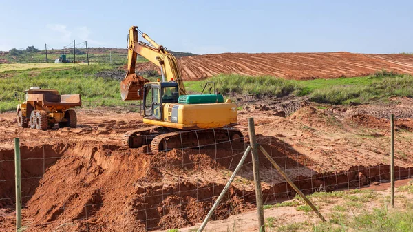 Camión Pesado Construcción Industrial Con Máquina Excavadora Que Mueve Arena — Foto de Stock