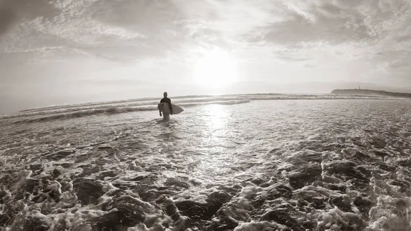 Surfer Sportowiec Wchodzi Plażę Ocean Płytkie Wody Wiosła Przez Fale — Zdjęcie stockowe