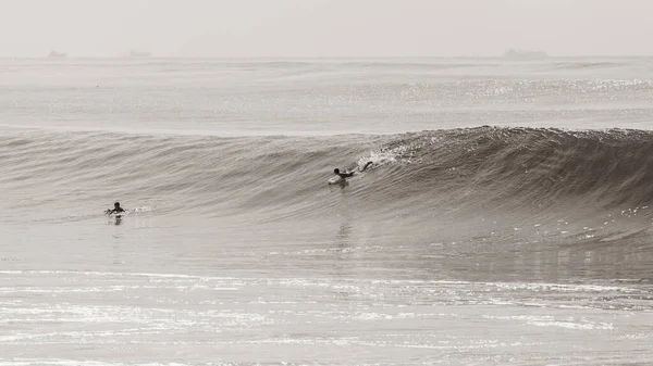 Surfistas Dos Personas Tratando Remar Por Ola Oceánica Agua Mar —  Fotos de Stock