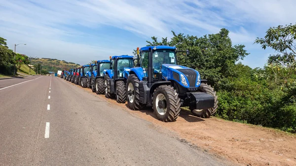 Nowe Ciągniki Maszyny Dla Rolnictwa Rolnictwo Rynek Tranzycie Poboczu Drogi — Zdjęcie stockowe