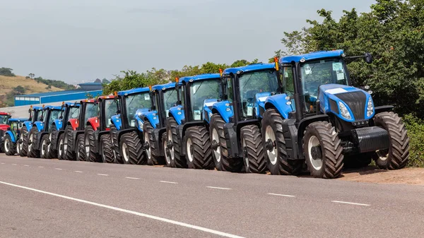 Nowe Ciągniki Maszyny Dla Rolnictwa Rolnictwo Rynek Tranzycie Poboczu Drogi — Zdjęcie stockowe