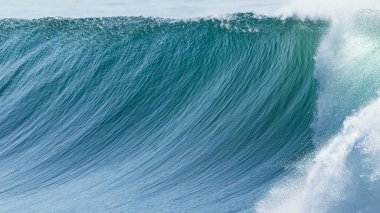 Okyanus dalgası deniz suyu duvarı yakın çekim detayı hareket halindeki dalgalanma dokuları başınızın üstündeki fotoğrafa çarpıyor.