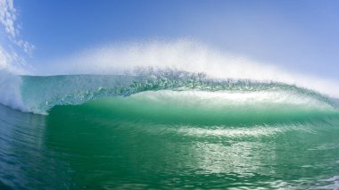 Okyanusta yüz yüze yüzerken su dudak dokusu detaylarıyla karşılaşır. Dondurucu doğa gücünün kırıcı güzelliği..