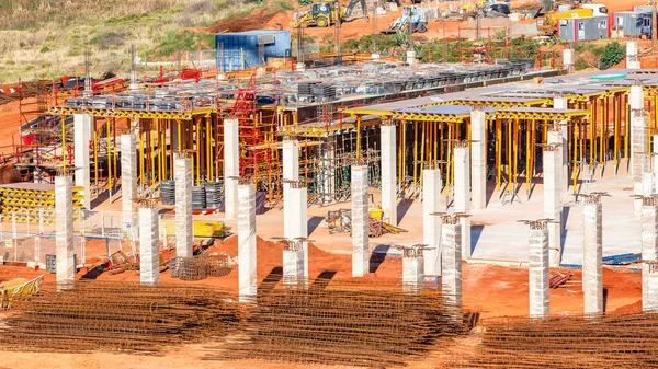 建設業地下建築物の新しいショッピングセンターの進歩のインフラ鋼材料や設備とコンクリート垂直列構造物 — ストック写真
