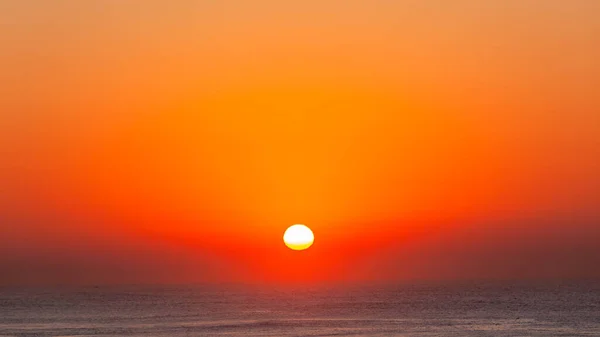 Horyzont Oceanu Słońcem Wschodzącym Nad Powierzchnią Wody Oceanu Bezchmurnym Niebie — Zdjęcie stockowe