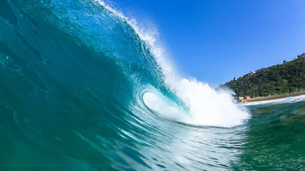 Ola Hueca Rompiendo Tubo Agua Azul Hacia Arrecifes Poco Profundos —  Fotos de Stock