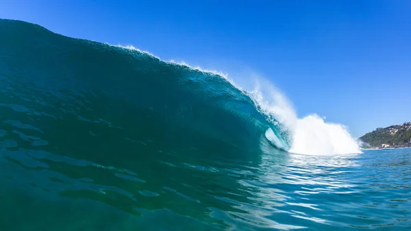 海浪冲破蓝色水管 冲向美丽的海滩海岸线浅水礁 — 图库照片