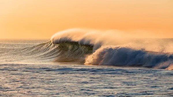 Okyanus Dalgası Dalgalanan Beyaz Püskürtüsü Sahil Kıyısı Manzarasına Doğru Yuvarlanıyor — Stok fotoğraf