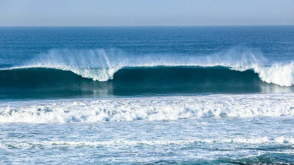 Океанська Хвильова Стіна Блакитної Води Розбилася Мілководді Піщаними Панелями Видом — стокове фото