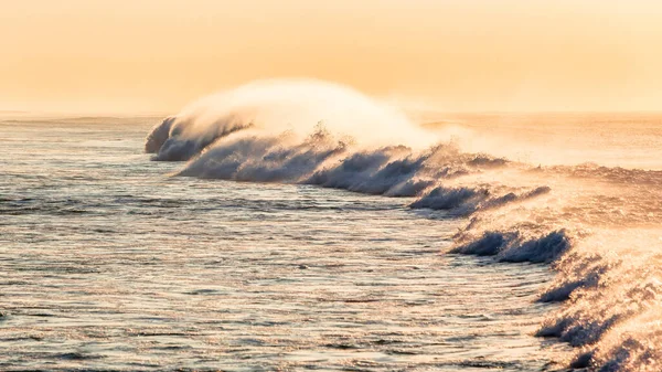 Okyanus Dalgası Dalgalanan Beyaz Püskürtüsü Sahil Şeridinde Siyah Beyaz Fotoğrafa — Stok fotoğraf
