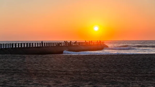 Rybacy Odległe Nierozpoznawalny Sylwetka Plaży Pomost Pomost Wcześnie Rano Słońce — Zdjęcie stockowe