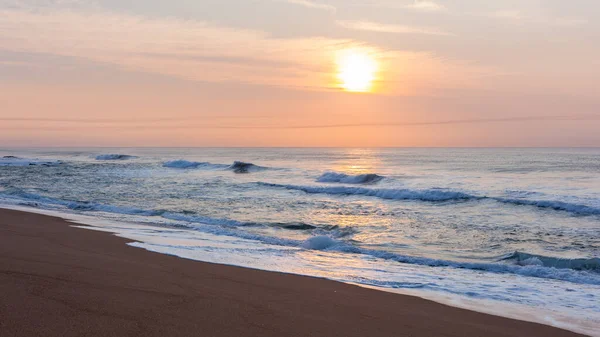 Strand Sandstrand Meereswellen Spülen Mit Sonnendunst Horizont Eine Malerische Landschaft — Stockfoto
