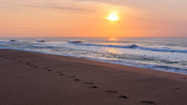 Береговые Песчаные Следы Береговой Линии Океанские Волны Смывают Солнечной Дымкой — стоковое фото
