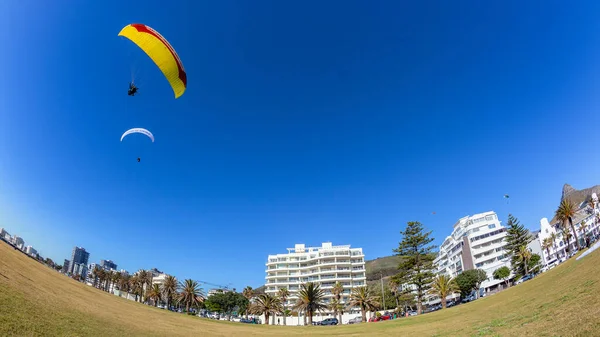 Paragliders Tandem Parachutes Blauwe Lucht Closeup Vlucht Landing Voorkant Van — Stockfoto