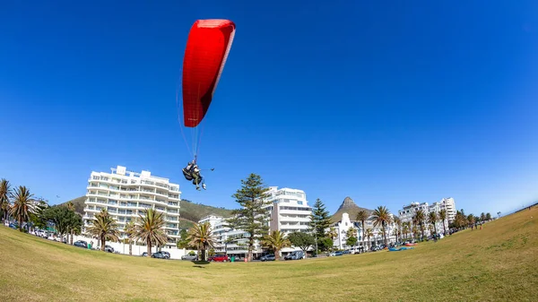 Parapente Tandem Vermelho Paraquedas Close Voo Desembarque Frente Edifícios Montanhas — Fotografia de Stock