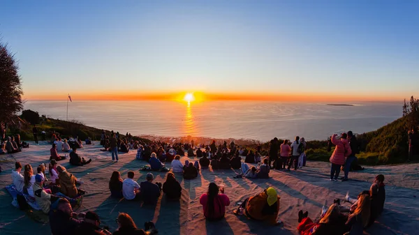 People Dozens Sitting Signal Hill Watching Viewing Sun Scenic Moment — Stock Photo, Image