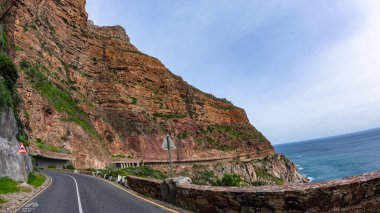 Dar yolda giderken manzaralı Atlantik Okyanusu manzaralı deniz suyu manzaralı Chapmans Tepesi Yolu Cape Town 'daki dağ manzaralı..