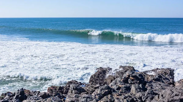 Surf Surfista Distante Montar Olas Del Océano Una Cala Playa —  Fotos de Stock