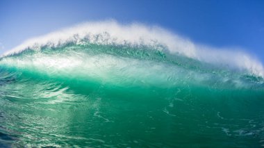 Okyanus dalgası kamera merceğine çarpıyor. Deniz suyu enerjisiyle yüz yüze gelmek için..