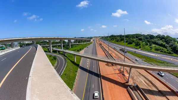 Yol otobanının tepesindeki rampalarda bariyerler, toprak çalışmalar, trafik akışı için yeni şeritler inşaatın genişletilmesi.