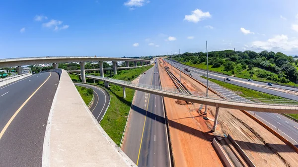 Yol otobanının tepesindeki rampalarda bariyerler, toprak çalışmalar, trafik akışı için yeni şeritler inşaatın genişletilmesi.