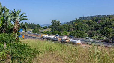 İnşaat otoyolu genişlemesi beton bariyerler arasındaki sanayi kamyonlarını geliştiriyor kırsal bir bakış açısı.