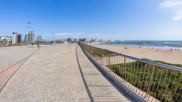 Durban Plajı Vetchies Çelik çitleri aşıyor Halk güvenliği için yürüme yolu manzarası.