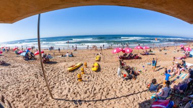 Sahil Mavi Okyanus Tatilleri Halk ve aile için manzaralı mavi sakin bir tatil günü kıyı manzarası