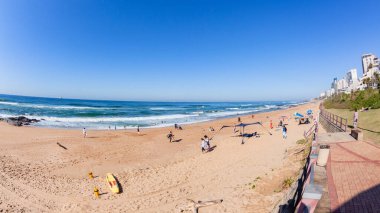 Sahil Okyanusu Sahil Hattı Halkı ve aileyi yıkandıran tatiller. Manzaralı mavi, sakin, ılık bir tatil günü kıyı manzarası.