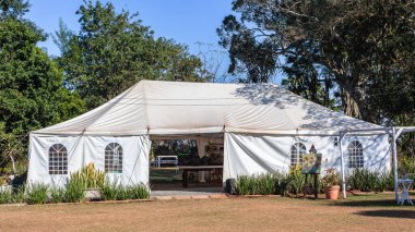 Halka açık özel düğün organizasyonları için kırsal alanlarda büyük beyaz taşınabilir çadır..
