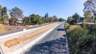 Artan araç trafiği için karayolu inşaatının genişletilmesi. Gözden kaçan dünya işleri orta trafik şeritleri endüstriyel çalışma süreci.