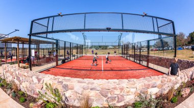 Padel Tenis oyun aksiyon takımı, açık hava astro yüzey camlı sahada oyuncuları iki katına çıkardı..