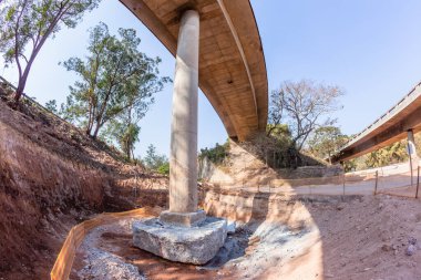 Endüstriyel Karayolları Köprü rampasının genişletilmesi geçişi güçlendiren beton temel sütun temelleri inşaat projeleri üzerine dünya çalışmaları.