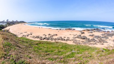 Salmon Körfezi sahil şeridine bakan manzaralı kayalık kıyı şeridi mavi deniz suyu okyanus ufku manzaralı..