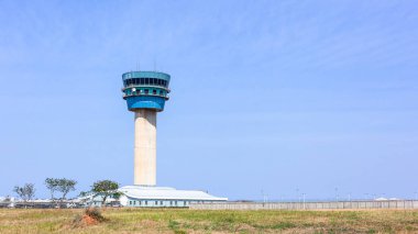 Havaalanı uçuş kontrol kulesi, operatörlerin iniş ve kalkış için gerekli talimatları vermeleri için pistlerin üzerinde yüksek bir yapıya sahip..
