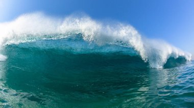 Okyanus dalgası yüzüyor. Büyük mavi su gücü çarpışıyor..