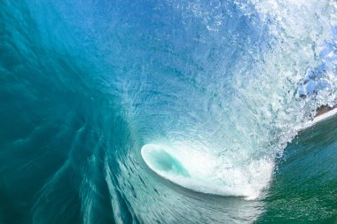 Okyanus Dalgası yüzen su fotoğrafının içinde doğanın çarpan mavi ve içi boş gücüyle yüzleşiyor..