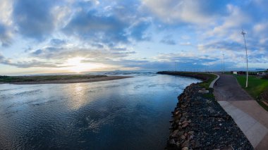 Umgeni Nehri köprüsünden sabah manzarası. Ağız suyu Hint Okyanusu sahil şeridine akıyor. Durban City 'nin hemen kuzeyinde.