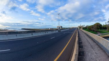 Durban City 'nin kuzeyindeki Umgeni Nehri' nden geçen köprüden sabah manzarası.