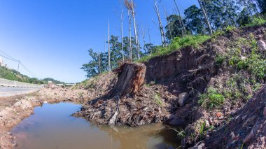 Endüstriyel inşaat yolu otoyolu. Açık mavi gökyüzü gününde toprak ağaçlarının genişletilmesi için taşıt şeridi..