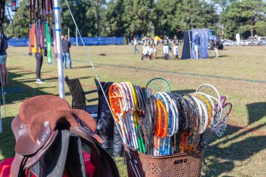 Polo-Crosse kapatma ekipmanı. Oyuncuların oyun eyeri için detaylı renkler.