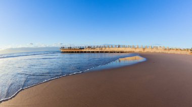 Sahil kıyısı kıyısı, rıhtım iskelesi, okyanus mavi ufuk manzarası..