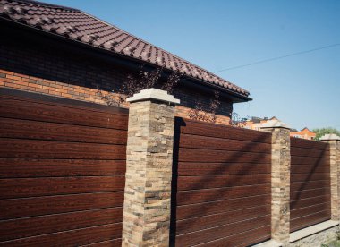 Yeni bir metal çitin parçası